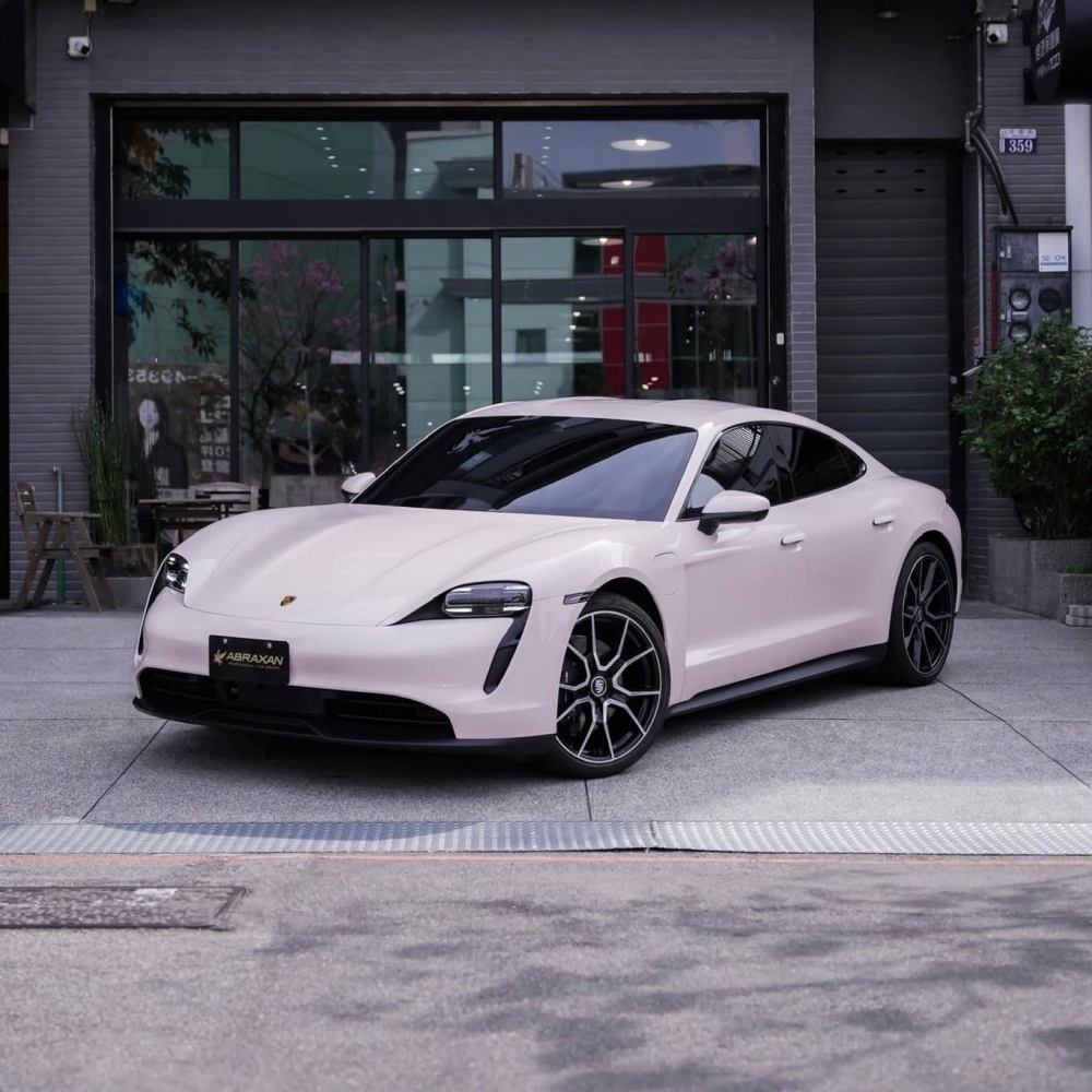 Porsche Taycan 車體改色 Strawberry Milk