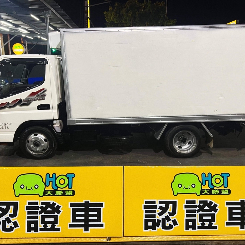 2010年 FUSO 4期 canter 堅達 11呎半 -25冷凍車 厚廂 3呎尾門 以升載重五噸