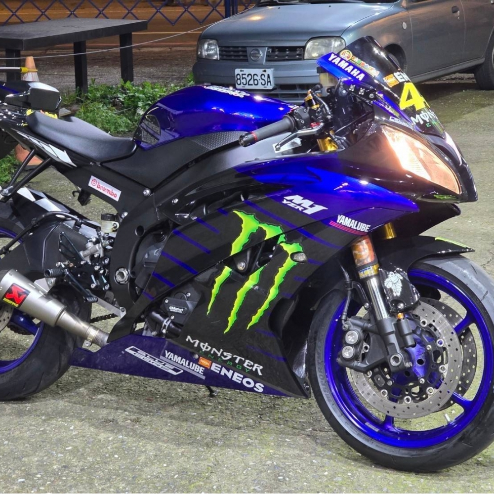 YAMAHA YZF-R6 