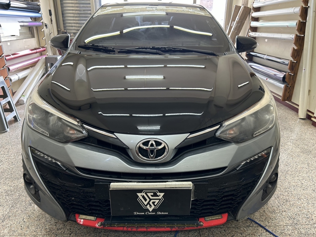 Yaris 引擎蓋亮黑