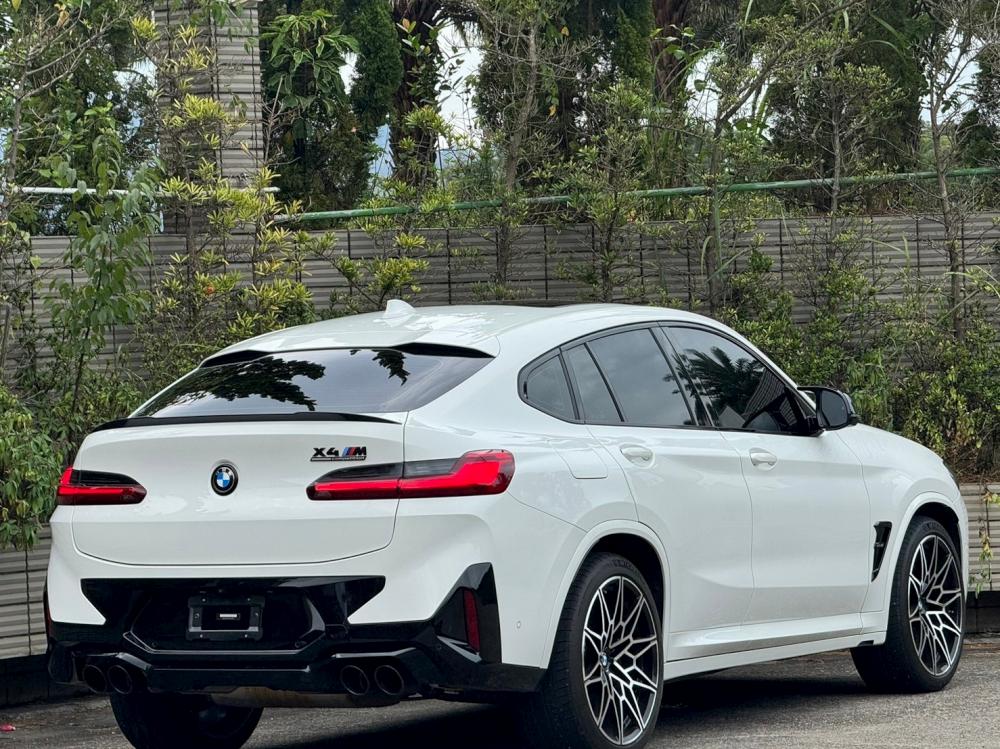 自信贏家2022 BMW X4M競技版5AU雷射頭燈黑化套件賽車冷熱椅360環景