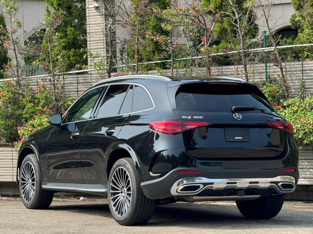 新世代2023 GLC300 AMG SUV高階P20跟車360環景電熱椅全景 跑5千