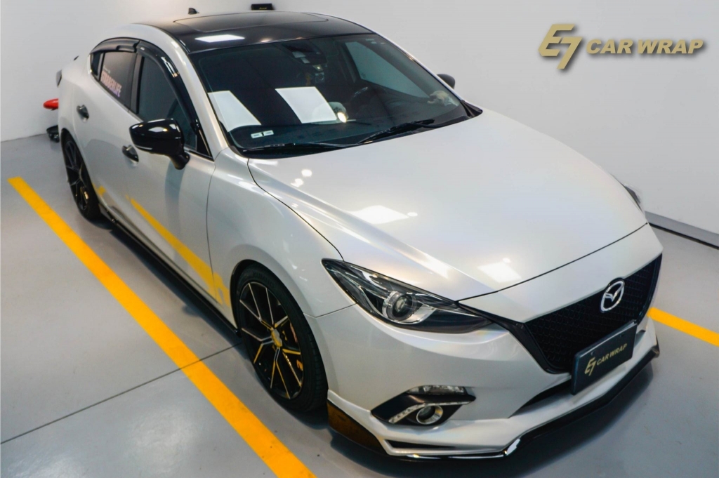 MAZDA3 七彩鐳射白