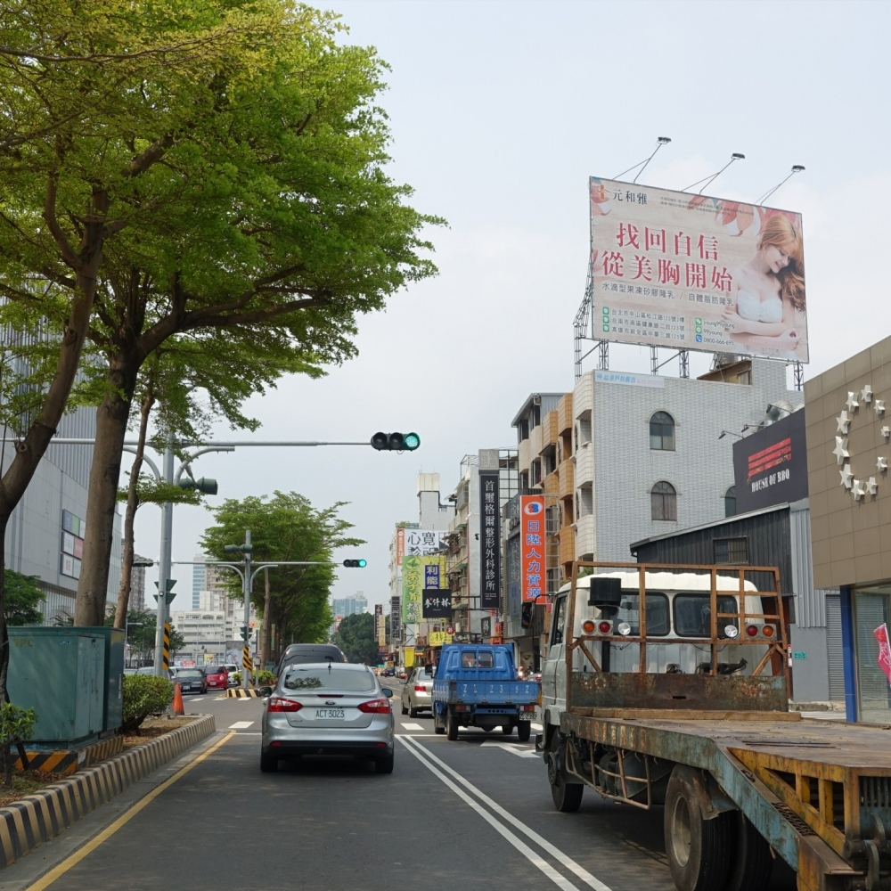 N-0688 台南中華東路 南紡購物中心對面