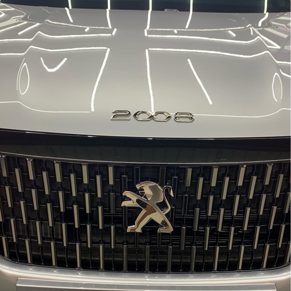 Peugeot 2008迎風面包膜-汽車包膜