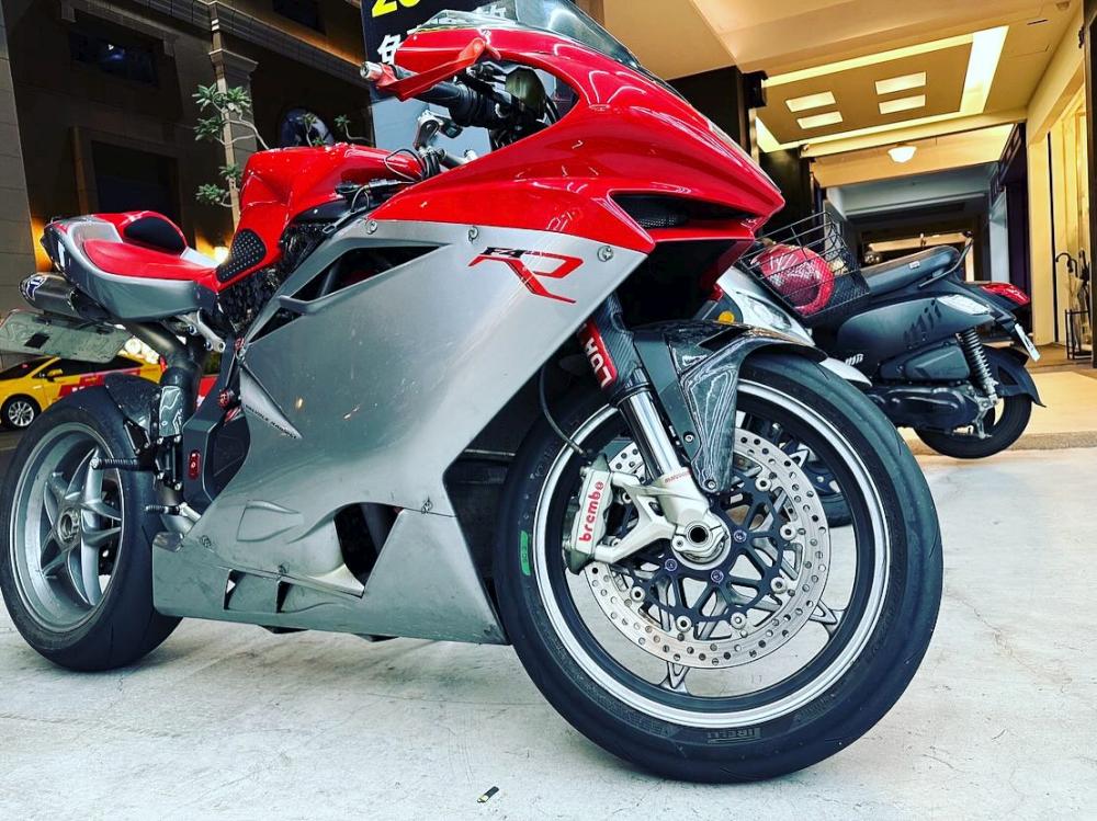 MV Agusta F4R 全車深層清潔+漆面美容