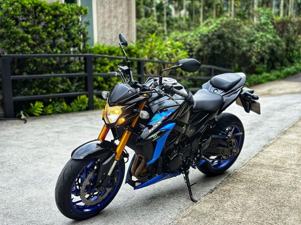 SUZUKI GSX-S750