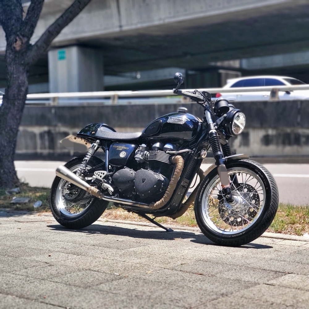 TRIUMPH THRUXTON 900