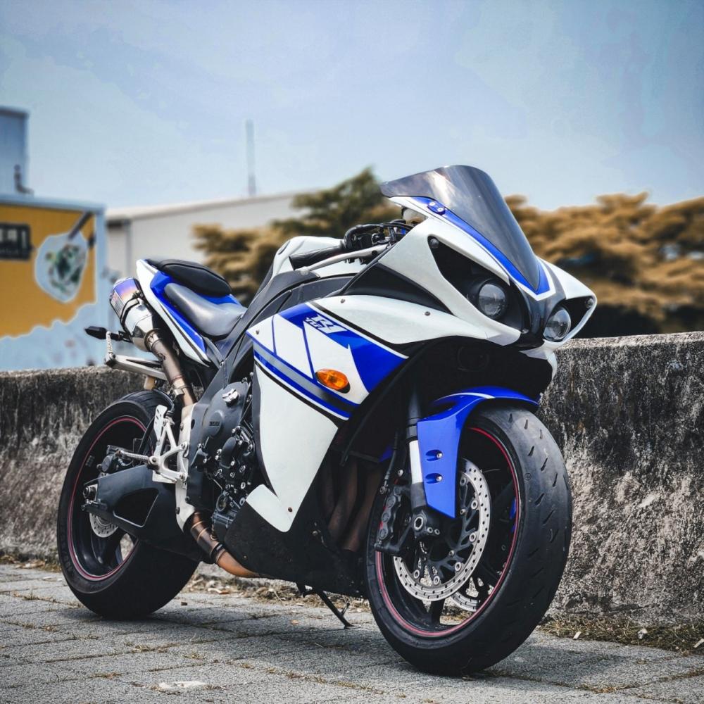 YAMAHA YZF-R1