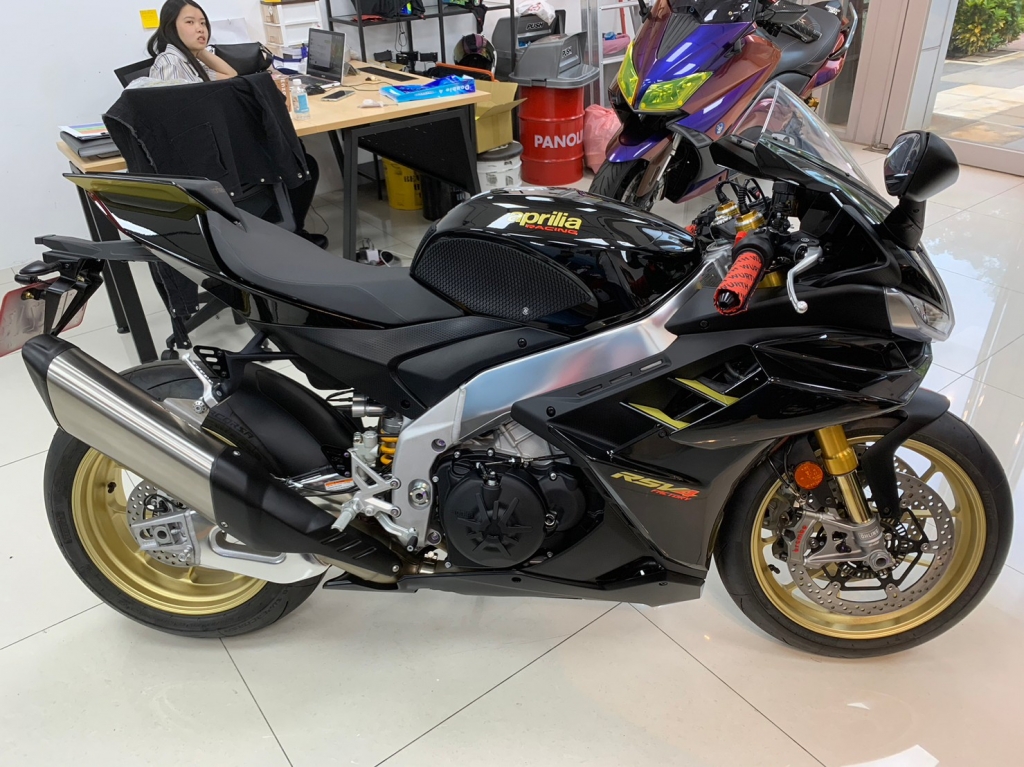 Aprilia rsv4 1100 factory 新車整備