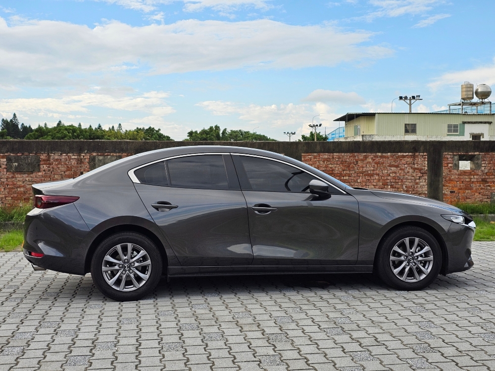 2021 Mazda 3 4D 2.0尊榮型