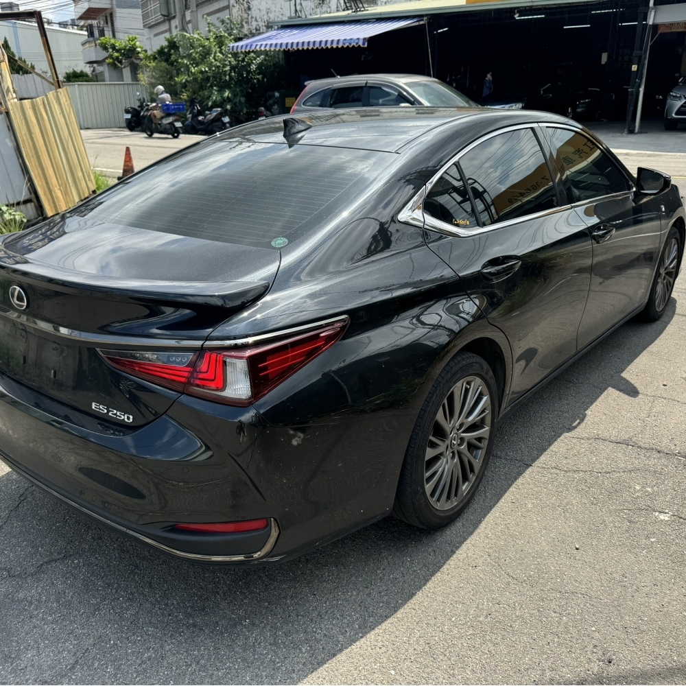 2021 LEXUS ES250 F-SPORT 2.5 售106萬8